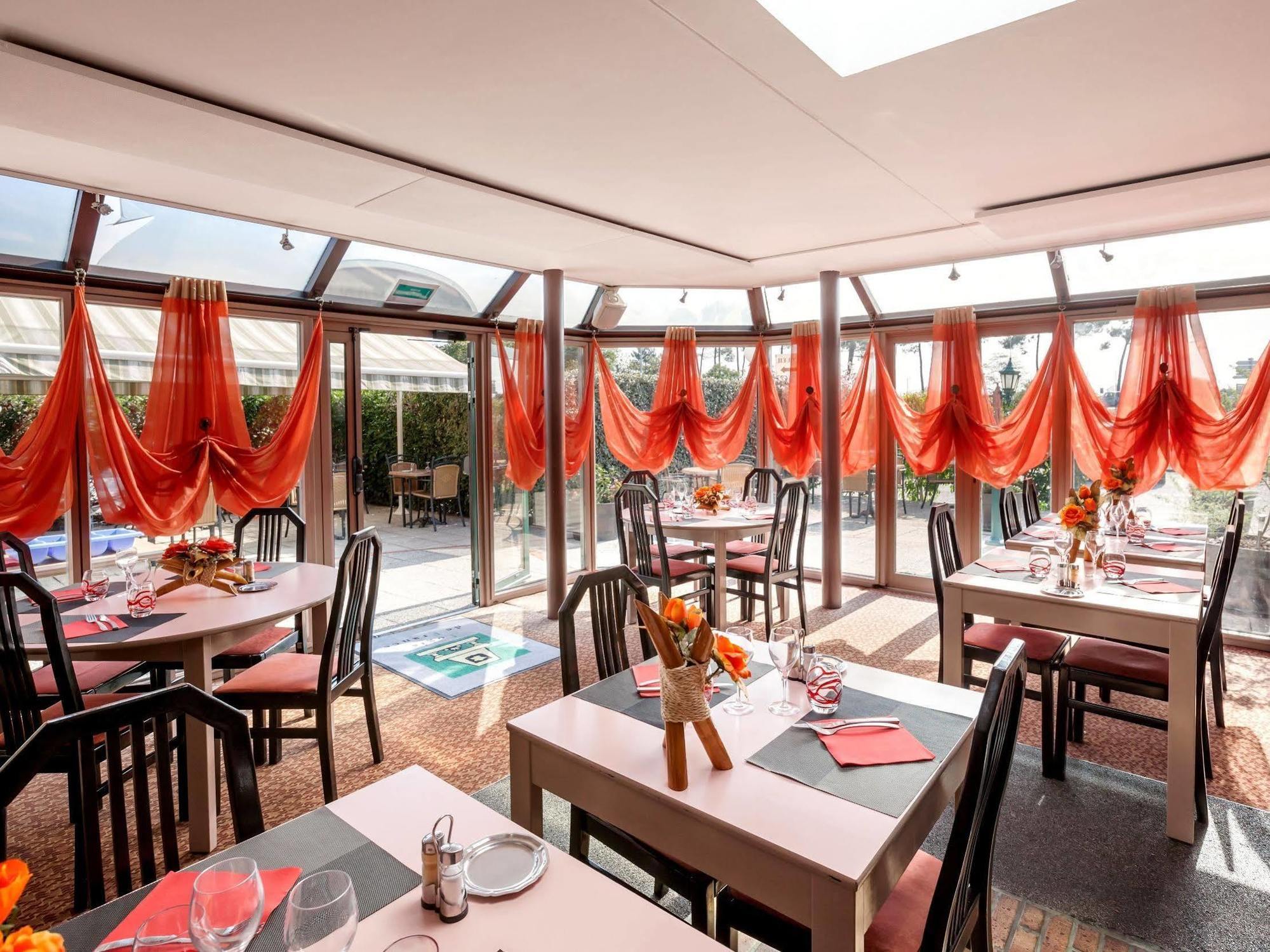 Logis Hotel Horus Restaurant Les Bruyeres Toulenne Exteriér fotografie